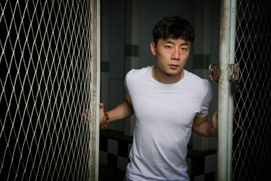 当然就是说，这种叙事风格需要非常明快，甚至要比院线电影更明快，然后他的元素要更加抓人，要更具有网感，我们传说中的网感，但这个还是一个大感觉